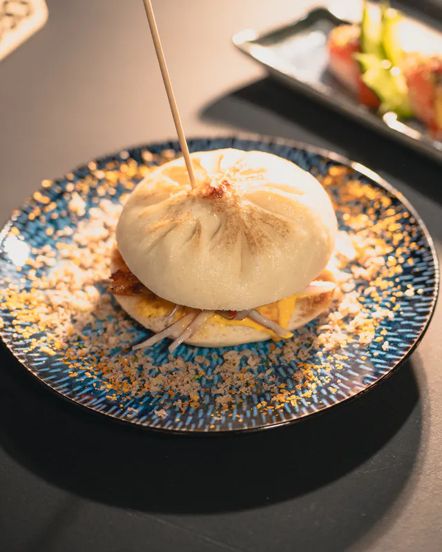 Bao relleno sobre un plato azul