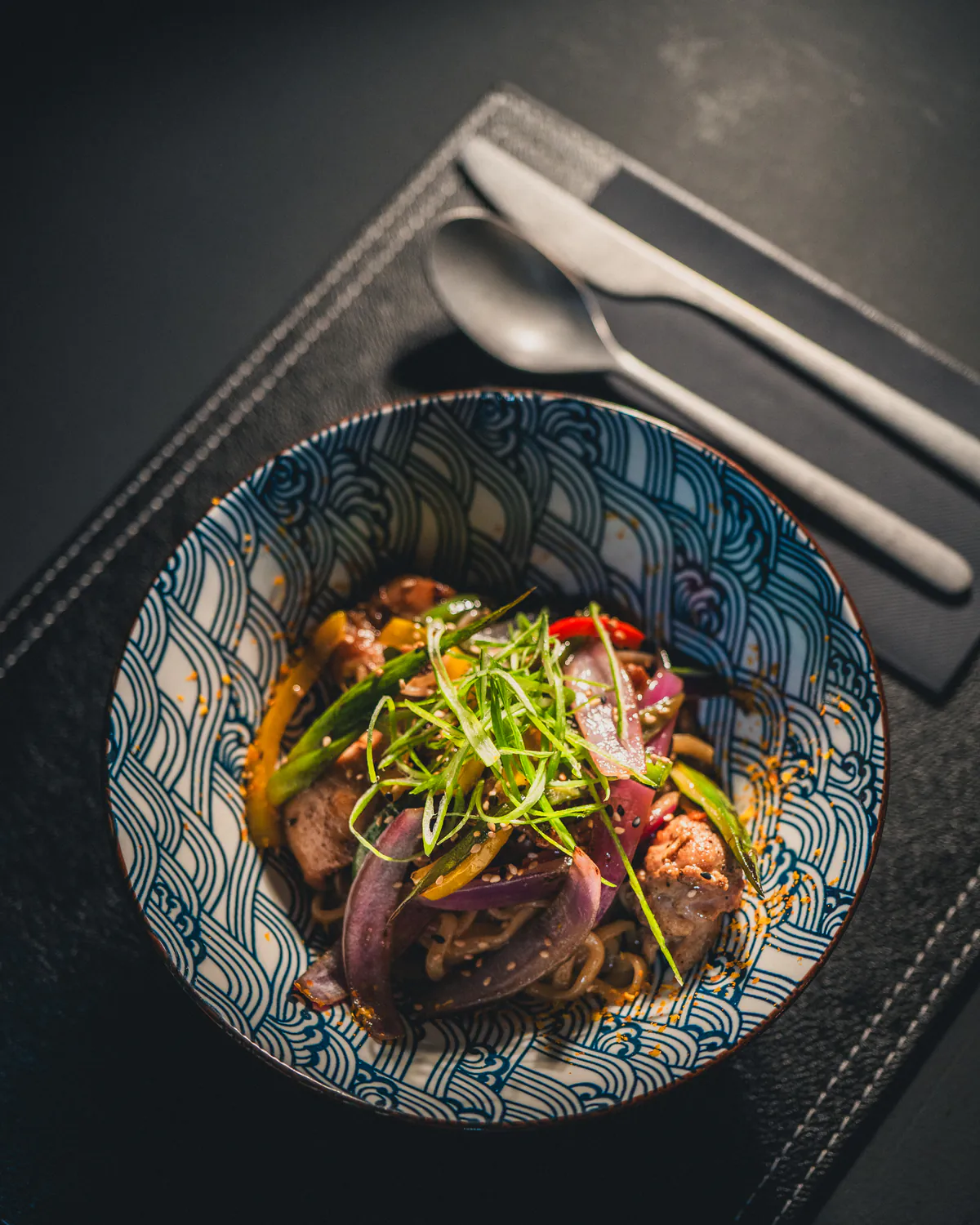 Bowl de carne salteada con verduras y brotes, visto desde arriba