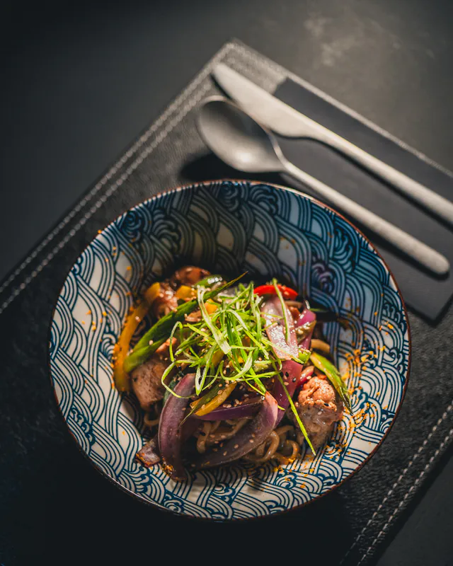 Bowl de carne salteada con verduras y brotes, visto desde arriba