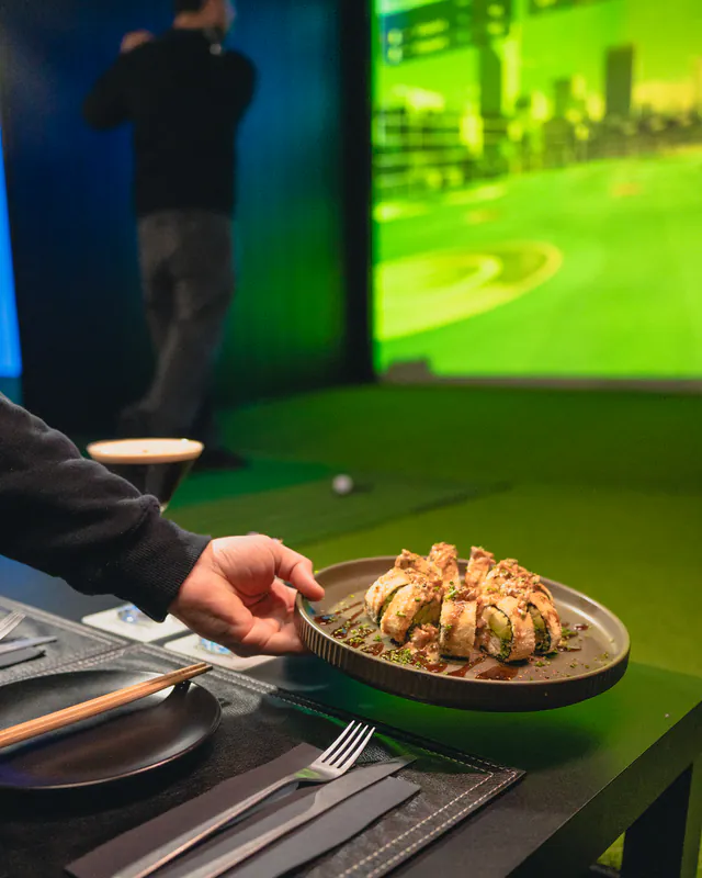 Plato servido en la mesa junto a la bahía del simulador