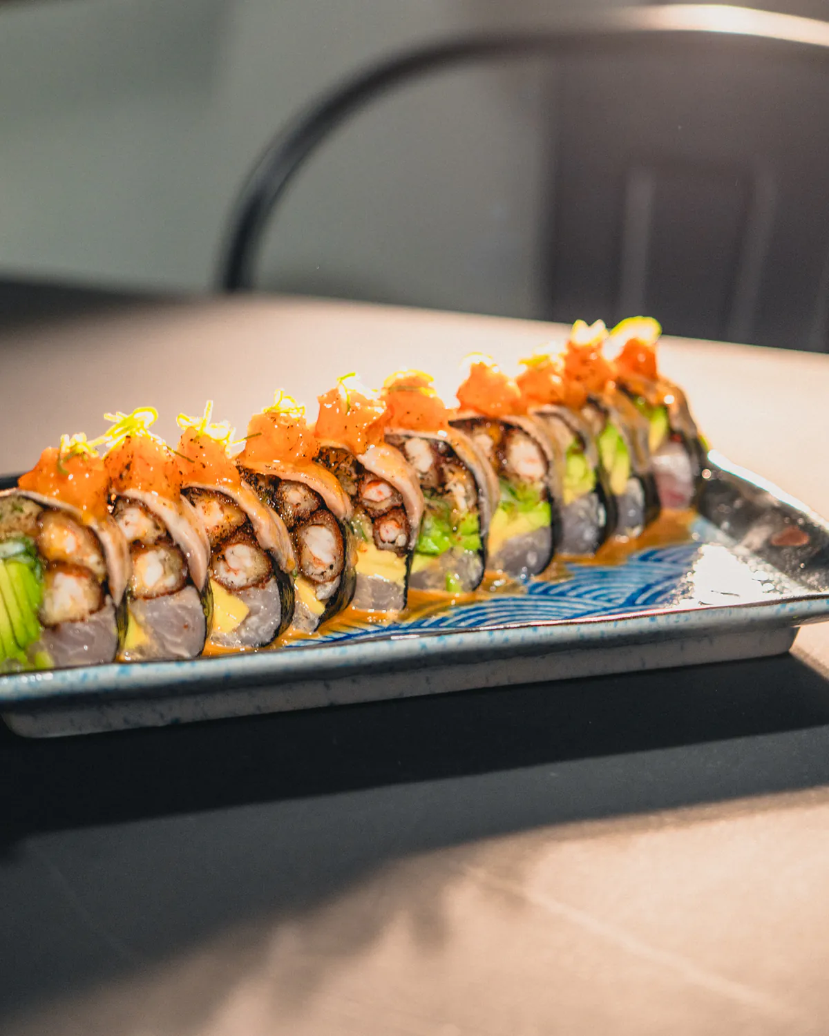 Roll de sushi con palta y tobiko